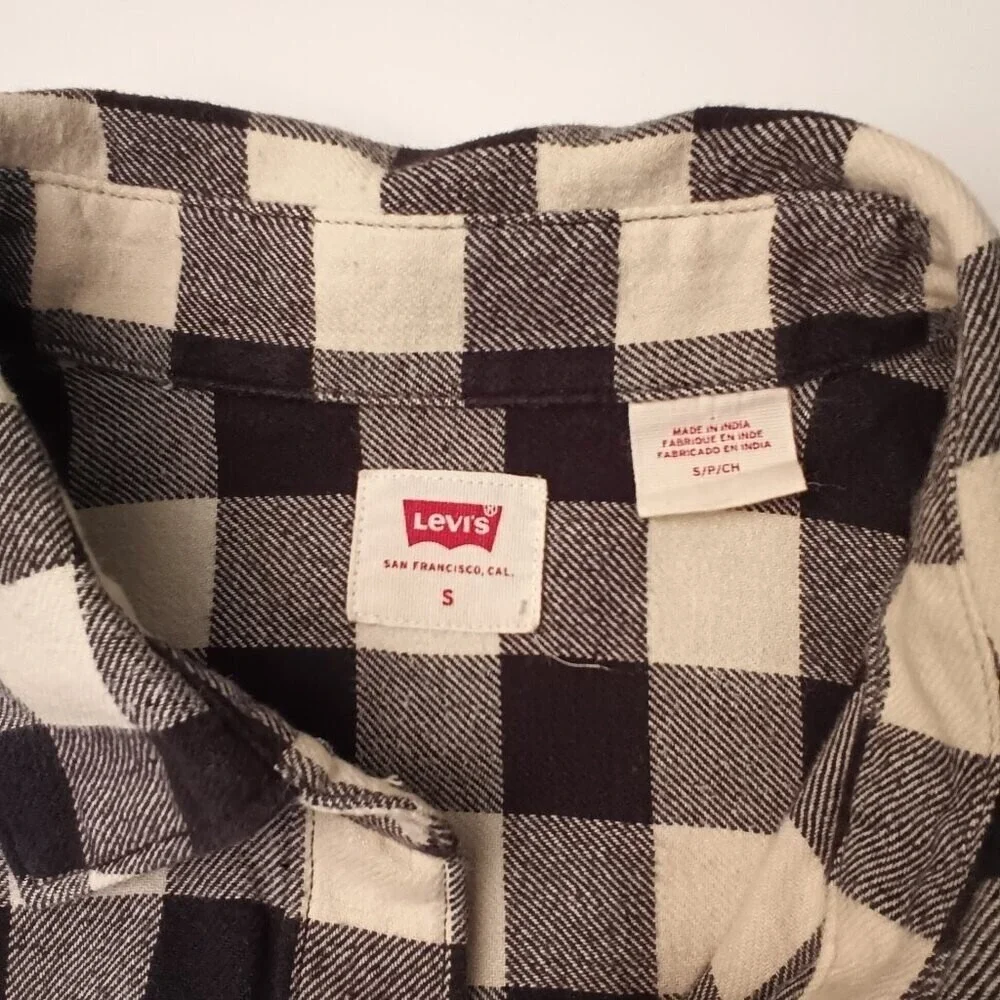 Levi's Women's Flannel Shirt Size S Black Cream Plaid Long Sleeves Button Up - Picture 7 of 8